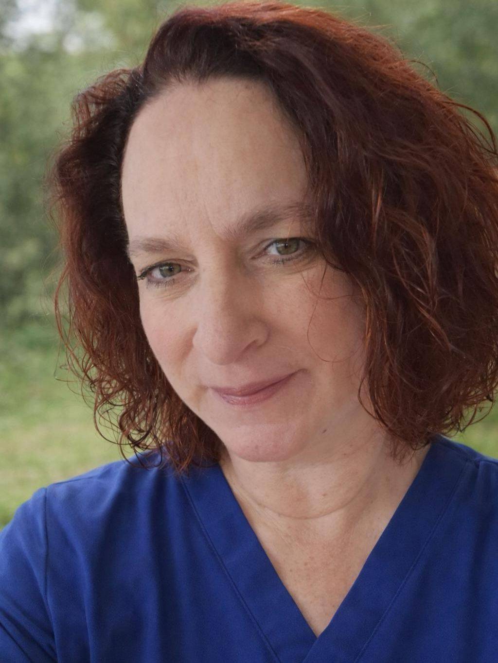 Yvonne Bergmann, Gründerin der Pflegeschulung, lächelnd in modernem Umfeld