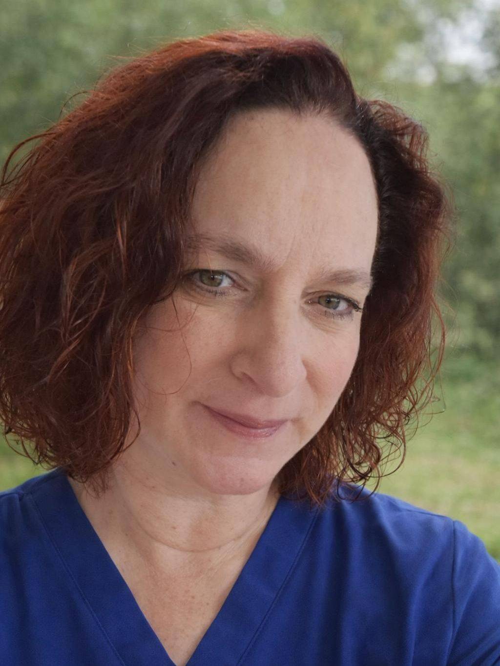 Yvonne, die Pflegeschulungs-Expertin, lächelt freundlich